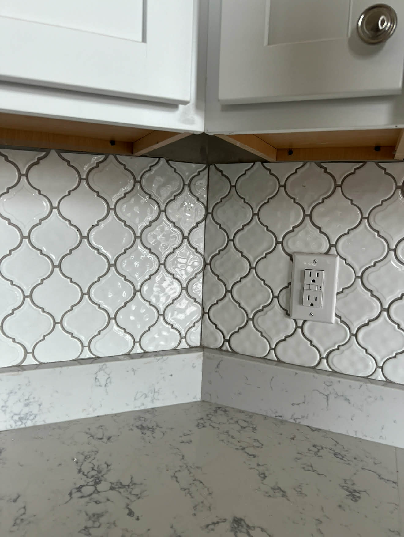 Arabesque backsplash corner with marble countertop