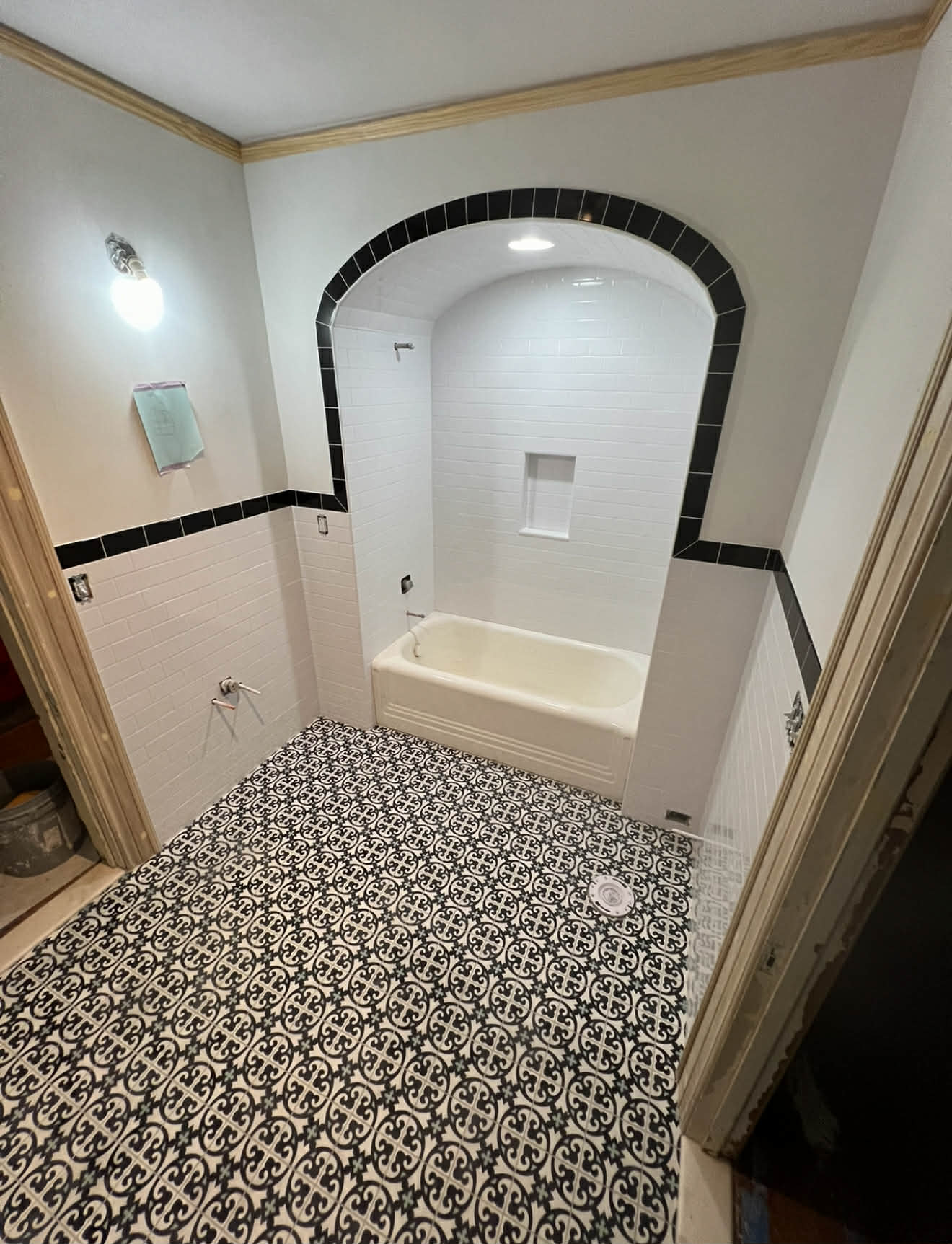 Arched niche, black and white patterned floor — vintage style bathroom